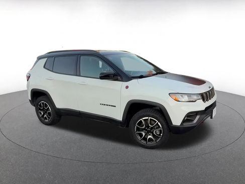 Used 2025 Jeep Compass Trailhawk image 2