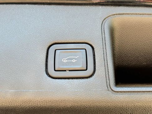 Used 2024 GMC Terrain SLT AWD/4WD image 7