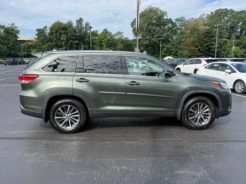 Used 2019 Toyota Highlander XLE w/ Carpet Mat Package (TMS) AWD/4WD image 10