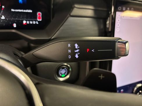 Used 2025 GMC Acadia Elevation image 36