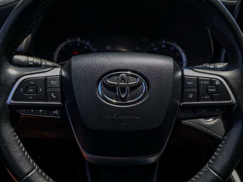 Used 2024 Toyota Highlander LE FWD image 24
