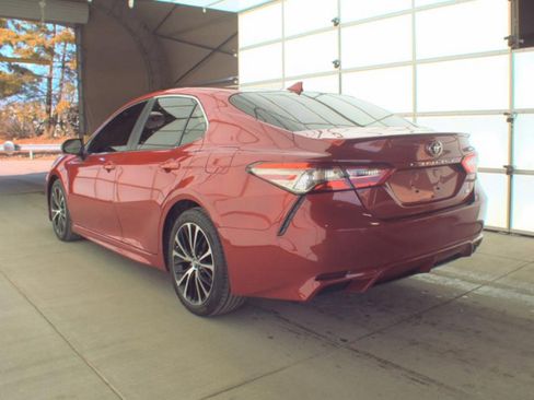 Used 2019 Toyota Camry SE FWD image 8