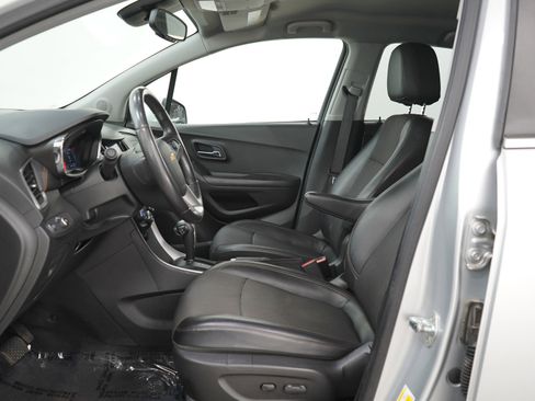 Used 2020 Chevrolet Trax LT w/ LT Convenience Package FWD image 22