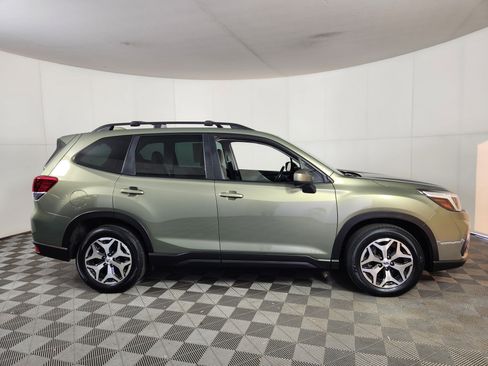 Used 2021 Subaru Forester Premium image 8