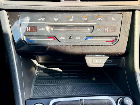 Used 2025 Volkswagen Jetta SE w/ Sunroof Package image 27