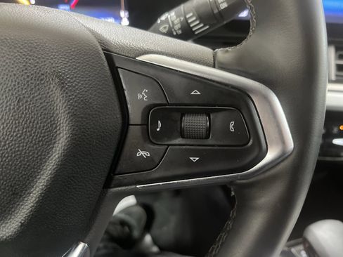 Used 2025 Chevrolet Trax LT w/ LT Convenience Package image 12