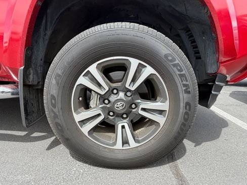 Used 2018 Toyota Tacoma TRD Sport image 6