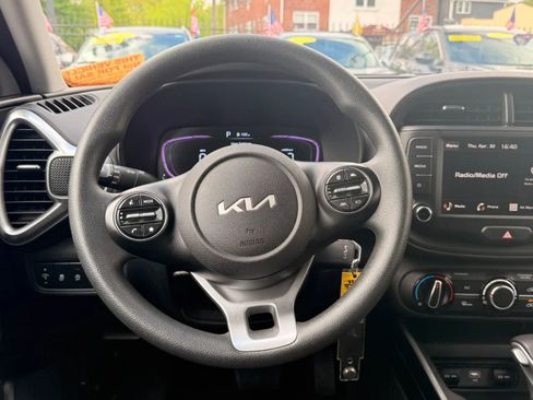 Used 2025 Kia Soul LX w/ LX Technology Package FWD image 17
