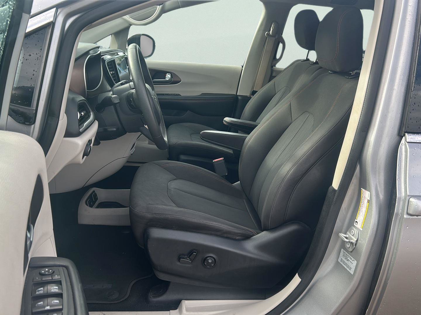Used 2017 Chrysler Pacifica Touring FWD image 7