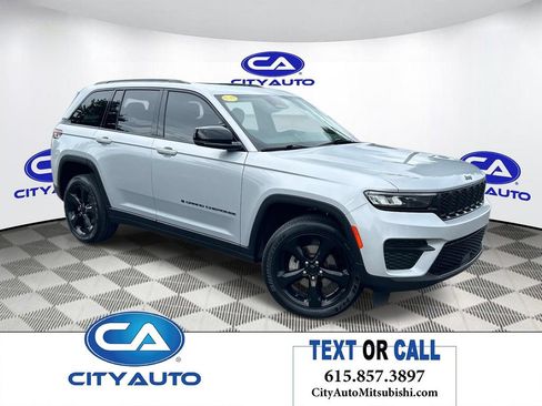 Used 2025 Jeep Grand Cherokee Altitude RWD image 1