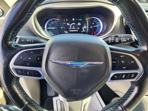 Used 2021 Chrysler Pacifica Touring-L FWD image 36
