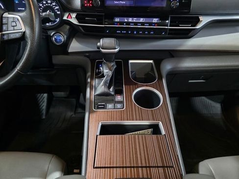 Used 2023 Toyota Sienna XLE image 21