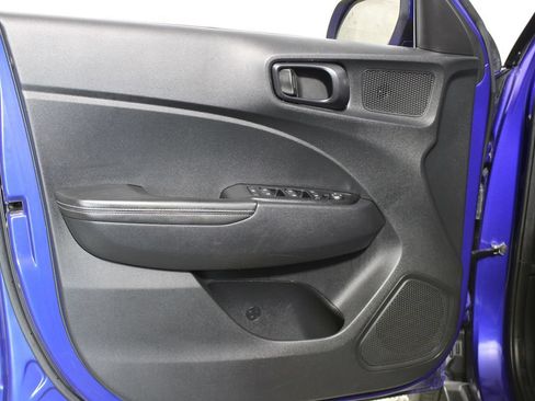 Used 2023 Hyundai Venue Limited FWD image 6