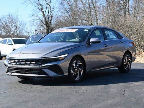 Used 2024 Hyundai Elantra SEL w/ Convenience Package image 2