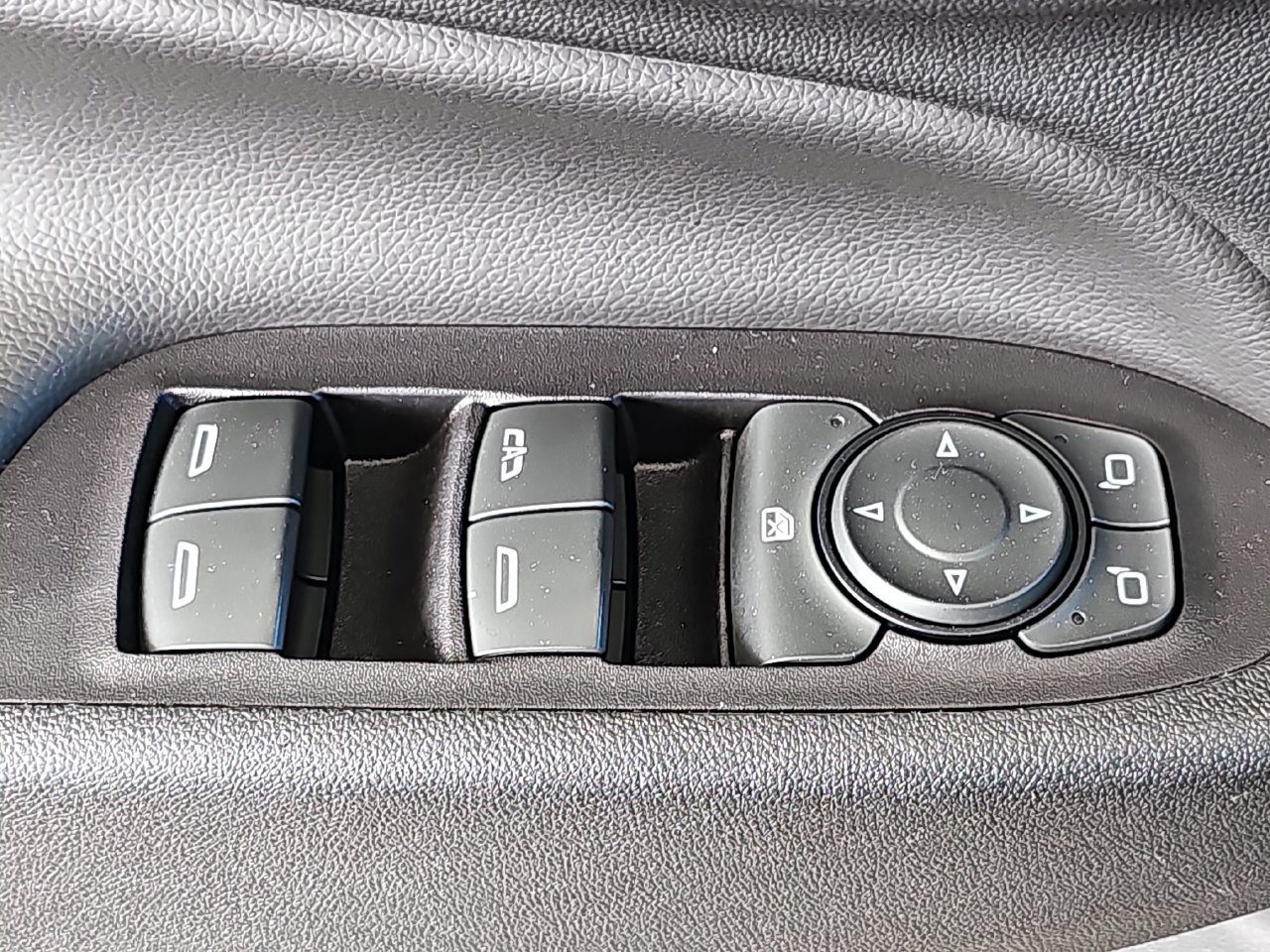 Used 2018 Chevrolet Equinox LT AWD/4WD image 32