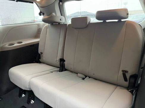 Used 2020 Toyota Sienna Limited image 16