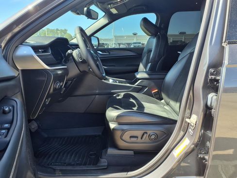 Used 2023 Jeep Grand Cherokee L Laredo image 11