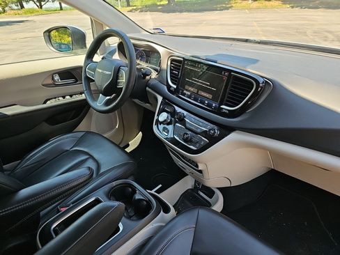 Used 2023 Chrysler Pacifica Touring-L FWD image 12