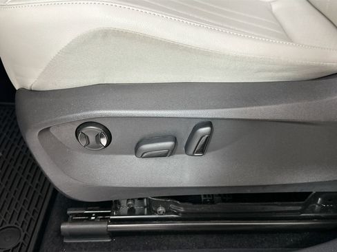 Certified 2023 Volkswagen Tiguan SE image 17