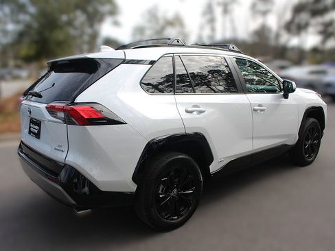 Used 2023 Toyota RAV4 SE image 10