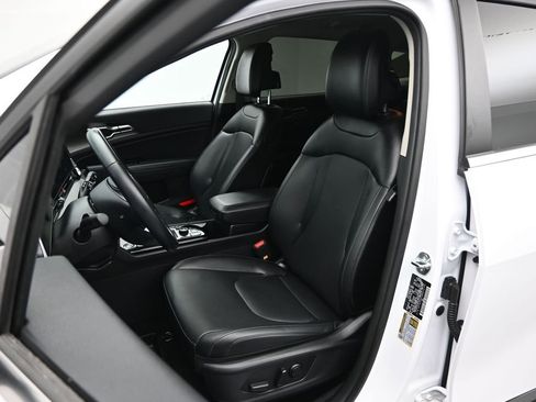 Used 2024 Kia Sportage EX image 9