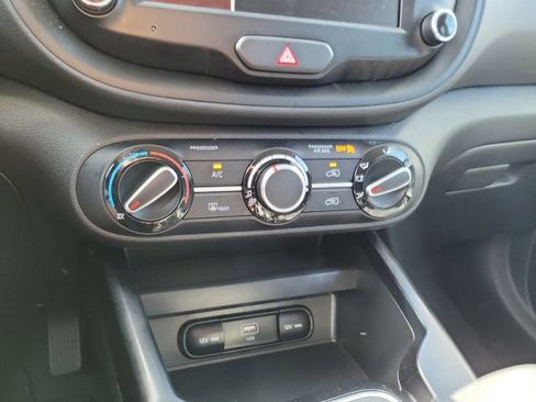 Certified 2025 Kia Soul LX w/ LX Technology Package FWD image 21