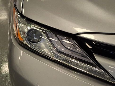 Used 2019 Toyota Camry XLE image 9