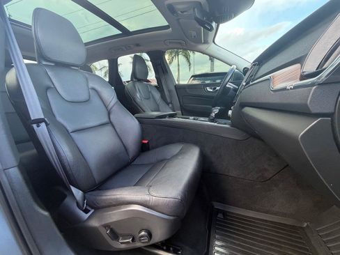 Used 2021 Volvo XC60 T5 Momentum w/ Premium Package FWD image 16