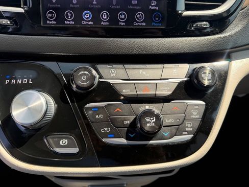 Used 2018 Chrysler Pacifica Touring-L w/ Tire & Wheel Group FWD image 40