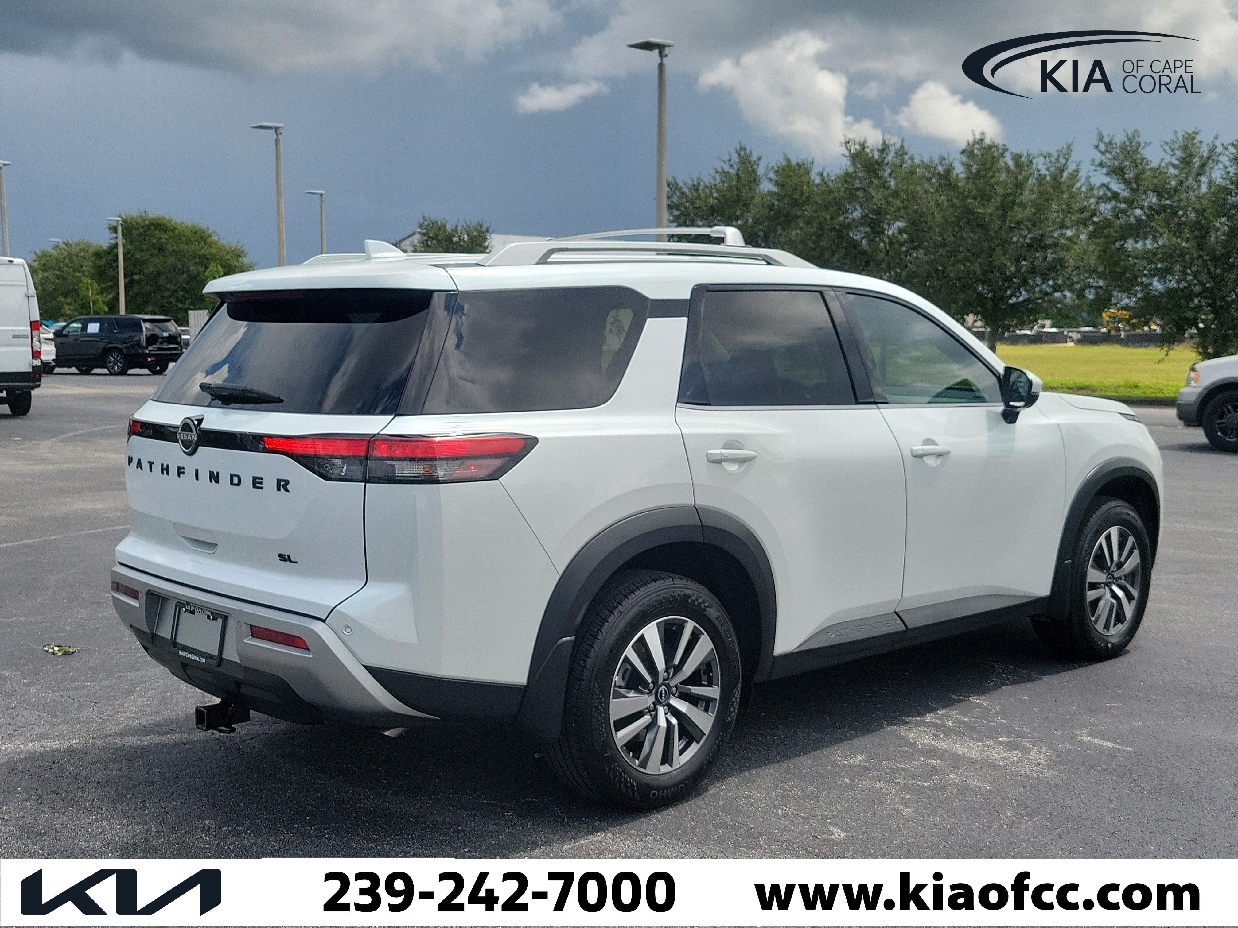 Used 2025 Nissan Pathfinder SL w/ Black Appearance Package FWD image 6