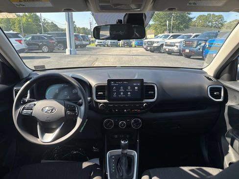 Used 2025 Hyundai Venue SE FWD image 14