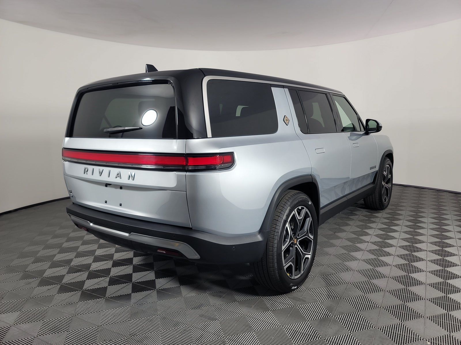 Used 2025 Rivian R1S Adventure Dual AWD/4WD image 5