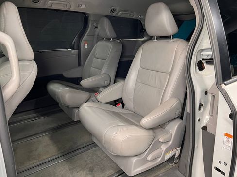 Used 2018 Toyota Sienna XLE w/ XLE Navigation Package image 21