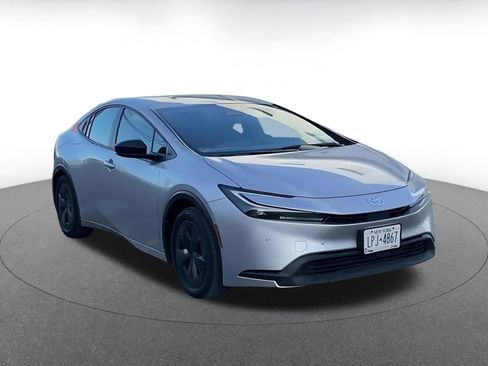 Used 2025 Toyota Prius LE image 3