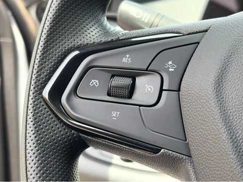Used 2025 Chevrolet Trax LT FWD image 13