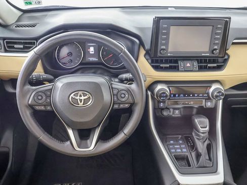 Used 2020 Toyota RAV4 XLE Premium image 8