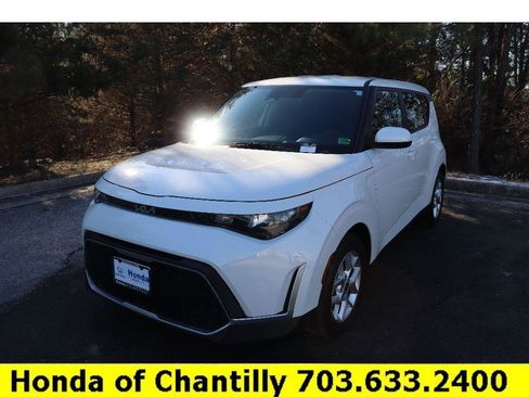 Used 2023 Kia Soul LX w/ LX Technology Package image 3