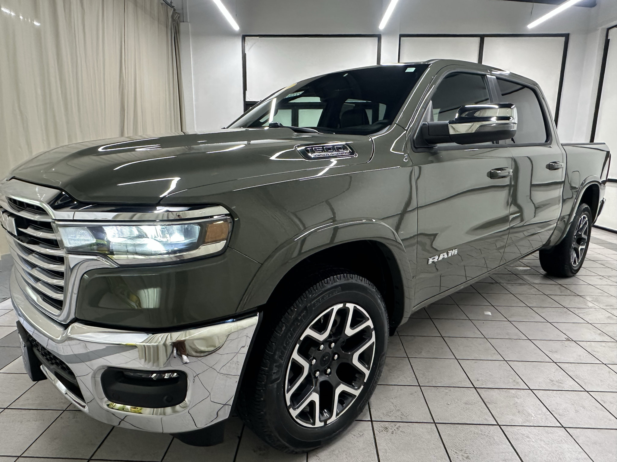 Used 2026 RAM 1500 Laramie AWD/4WD image 11