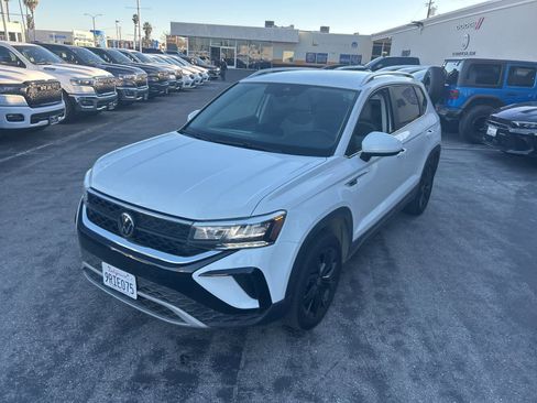 Used 2024 Volkswagen Taos SE image 2