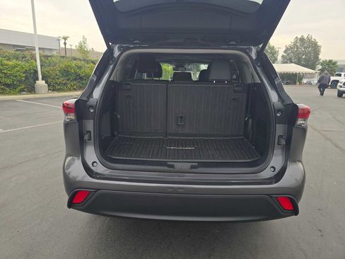 Certified 2024 Toyota Highlander XLE image 17