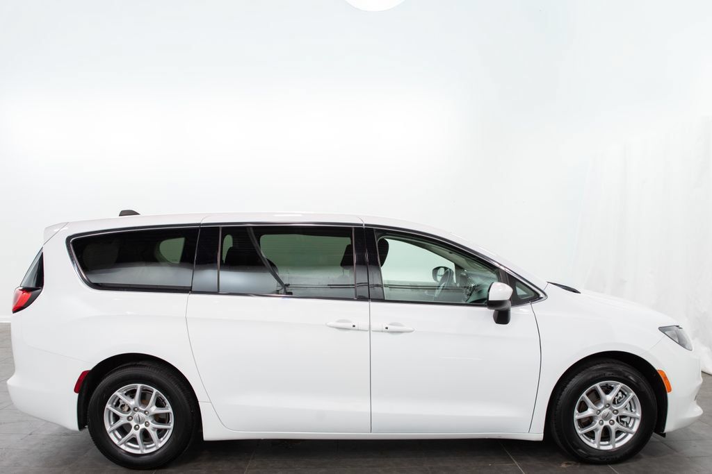 Used 2023 Chrysler Voyager LX FWD image 15