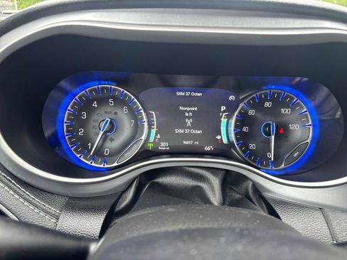 Used 2021 Chrysler Pacifica Touring-L w/ Uconnect Theater Family Group FWD image 16