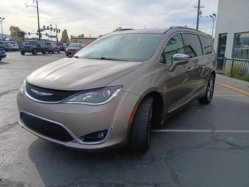 Used 2018 Chrysler Pacifica Limited image 3
