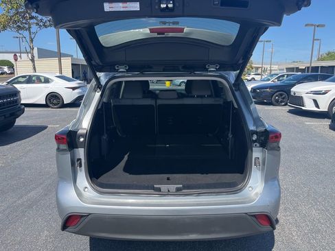 Used 2021 Toyota Highlander LE image 5