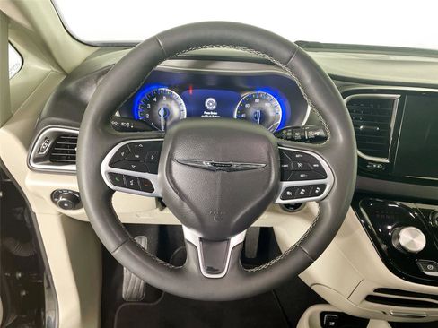 Used 2024 Chrysler Pacifica Touring-L image 12