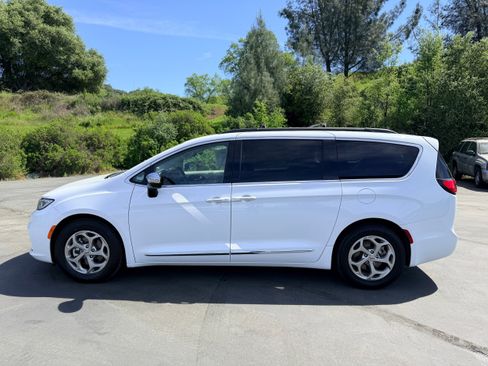 Used 2023 Chrysler Pacifica Limited image 1