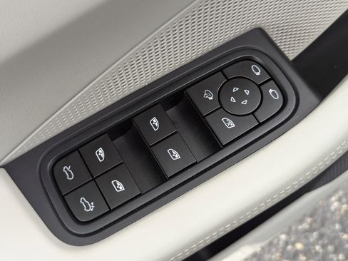 Certified 2025 Porsche Macan Electric RWD image 22