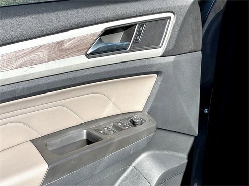 Used 2022 Volkswagen Atlas Cross Sport SE image 12