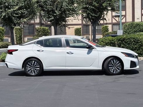 Used 2025 Nissan Altima 2.5 SV FWD image 4