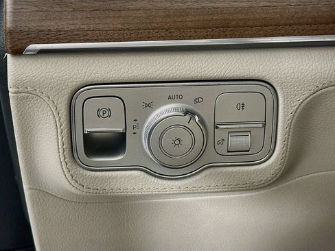Used 2023 Mercedes-Benz GLS 450 4MATIC image 10